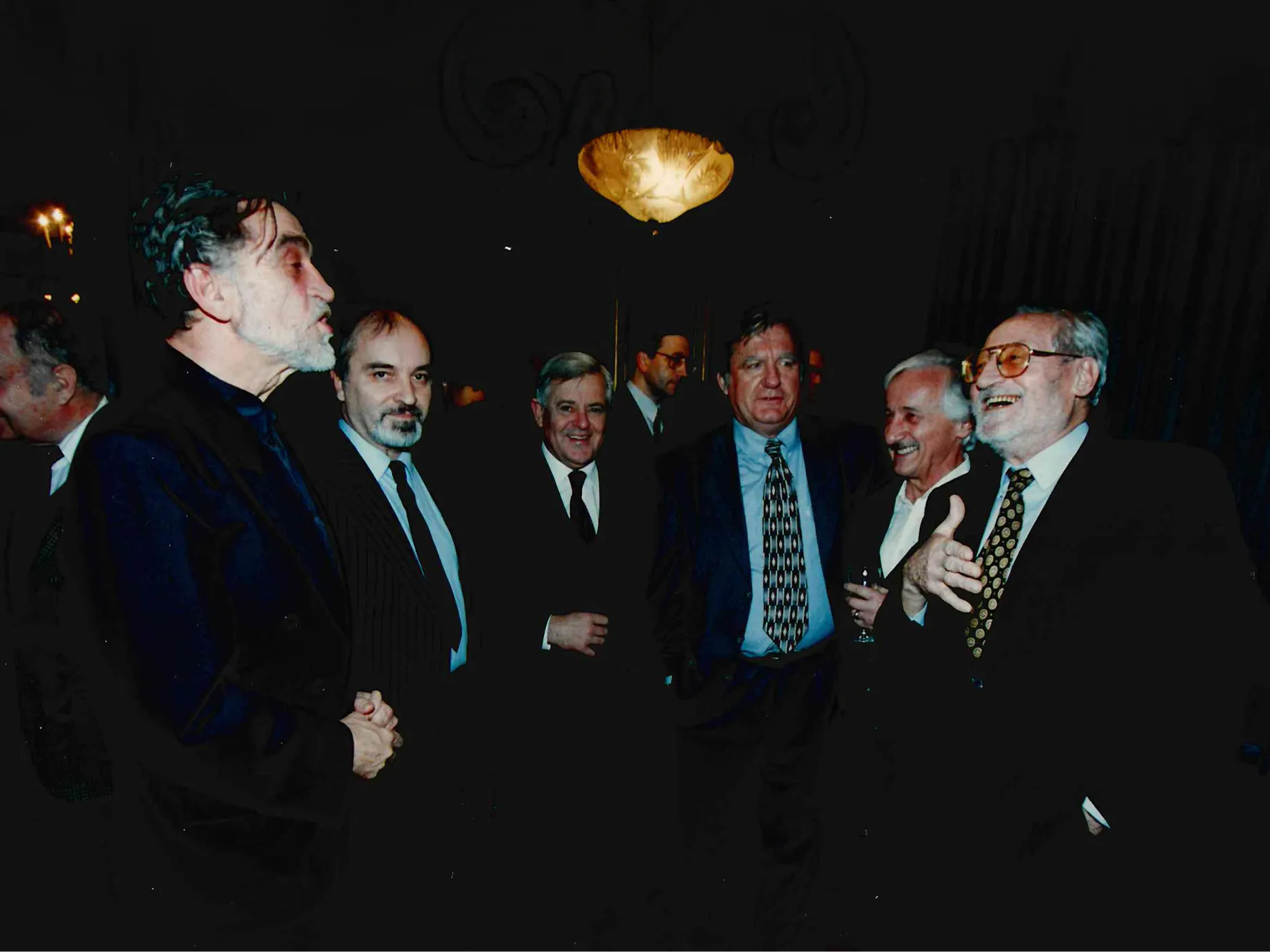 Skupina starejših moških v oblekah